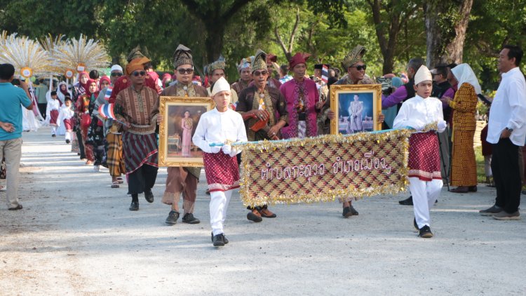 โรงเรียนตาดีกา  186 โรงใน นราธิวาส ร่วมเดินขบวนพาเหรดเผยแพร่ประเพณี-วัฒธรรม จชต.