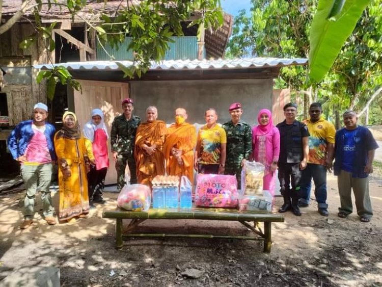 พระสงฆ์ ร่วมกับ ทหาร และผู้นำชุมชน ลงพื้นที่  มอบเครื่องอุปโภคบริโภคผู้ยากไร้นราธิวาส