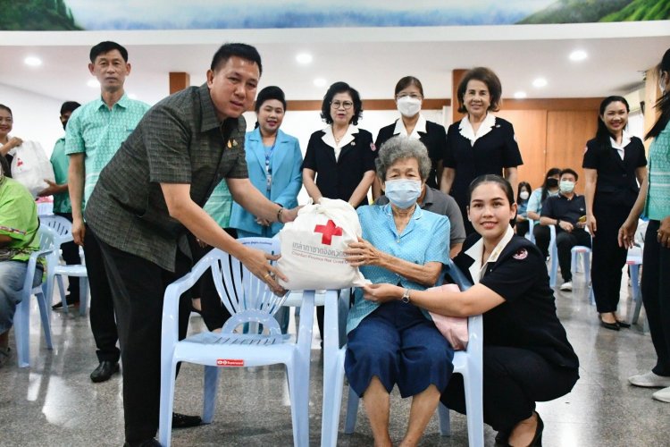 จังหวัดชลบุรี ร่วมกับ เหล่ากาชาดจังหวัดชลบุรี มอบถุงยังชีพแก่ ผู้ยากไร้ ผู้ด้อยโอกาส ผู้สูงอายุ ผู้พิการ