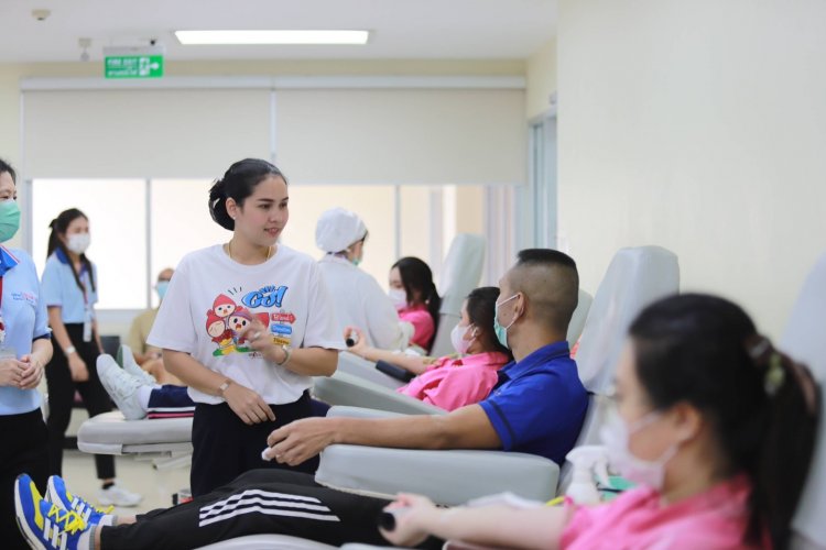 นายกเหล่ากาชาดจังหวัดชลบุรีพร้อมคณะเยี่ยมและให้กำลังใจ ผู้บริจาคโลหิต วันผู้บริจาคโลหิตโลก