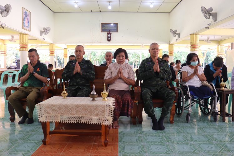 ผอ.ศปพร. ส่งเสริมกิจกรรมทางพระพุทธศาสนาร่วมกับพี่น้องในพื้นที่ อ.สุไหงปาดี ณ วัดรัตนานุภาพ