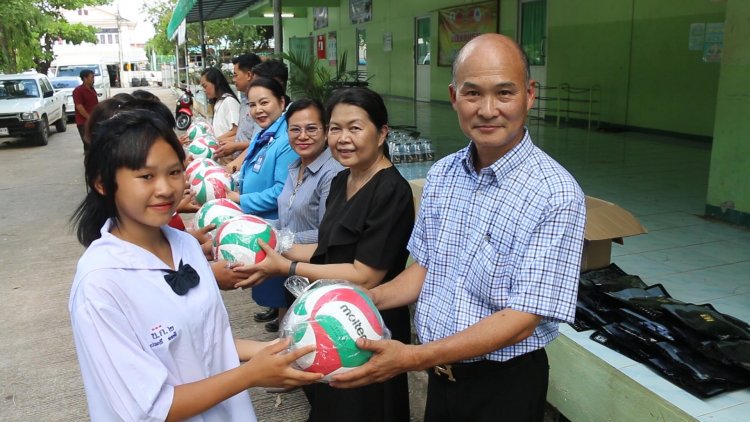 ทต.พระลับ มอบลูกวอลเลย์บอล-อุปกรณ์ฝึกสอนหนุนเยาวชนเล่นกีฬาห่างไกลยาเสพติด-จอมือถือ