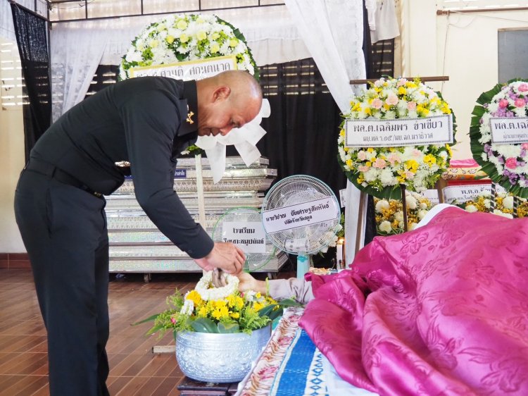"พล.ต.เฉลิมพร"ประธานพิธีลดน้ำศพชาวไทยพุทธเหยื่อคนร้ายลอบยิงดับ 2 ศพขณะหาของป่าที่รือเสาะ