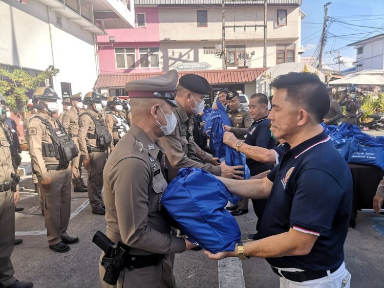 "มูลนิธิพระราหู"มอบถุงยังชีพให้ข้าราชการตำรวจสภ.ประตูน้ำ​จุฬาลงกรณ์​ เพื่อเป็นขวัญกำลังใจ