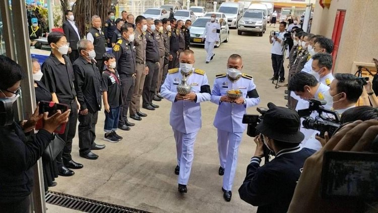 ในหลวง-ราชินี พระราชทานพวงมาลา แก่ครอบครัว "น้องเบ็นซ์"เหยื่อถังดับเพลิงบึ้มดับ