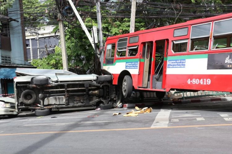 รถเมล์สาย 13 ห้วยขวาง- ตลองเตยซิ่งแหกโค้งพุ่งชนรถจอดติดไฟแดงกลางสี่แยกประชาสงเคราะห์เจ็บระนาว