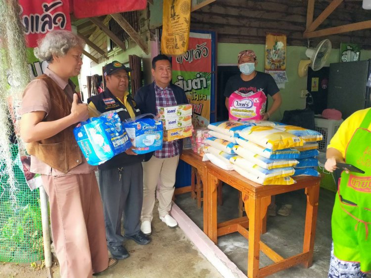 สท.นครแม่สอด เป็นสะพานบุญ รับมอบ ข้าวสาร อาหารแห้ง จาก “วิสุทธิ์ วินเซ้นต์”มอบให้ ผู้สูงอายุ ผู้ป่วยติดเตียง