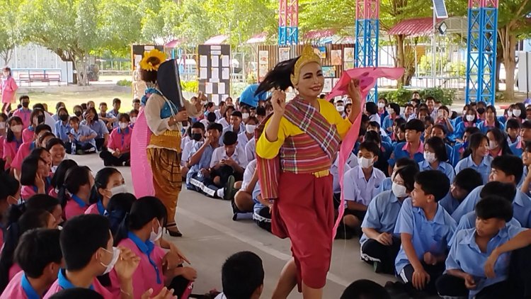 ผอ.โรงเรียนสวมบทพระอภัยมณีเป่าแตรแห่ขบวนคณะครูสวมบทนางยักษ์ อีแก้วน้าม้า เข้าโรงเรียนเซอร์ไพรส์เด็กนักเรียน