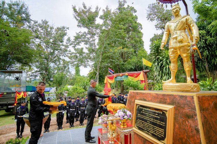 อันเชิญพระบรมราชานุสาวรีย์สมเด็จพระนเรศวรมหาราช ประดิษฐาน ณ ฐานปฏิบัติการอนุพงศ์ พื้นที่ช่องบก