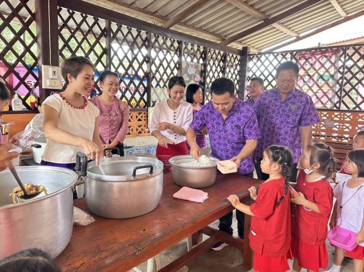 "นายกต้อน"  ลูกจ้างประชาชน มอบเงินสนับสนุนโครงการอาหารกลางวัน  รร.ชุมชนบ้านอุ้มผา 580,140 บาท