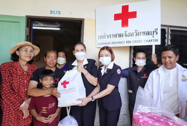 เหล่ากาชาดชลบุรี ลงพื้นที่มอบสิ่งของให้กำลังใจ สาวและลูกวัย 8ขวบถูกร่างทรงทำร้ายสะบักสะบอม