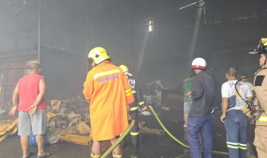 2 หนูน้อยซุกซนจุดไม้ขีดไฟในอาคารเก็บของเก่าเกิดไฟไหม้ ที่เก็บถาดกระดาษใส่ไข่ โชคดีดับทัน