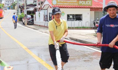 "นายกเมืองแม่ฮ่องสอน"  นำทีมรณรงค์หน้าบ้านน่ามอง ฉีดล้างถนน ทำความสะอาดร่องระบายน้ำ