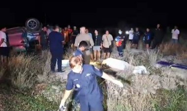 หนุ่มอุทัยธานีซิ่งกระบะเสียหลักหลุดโค้งพลิกคว่ำหงายท้องชี้ฟ้าดับ 1 รอด 1