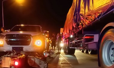 สลด!ลุงขี่ จยย.เฉี่ยวกระบะร่างกระเด็นมุดใต้รถพ่วงโดนทับดับสยองคาล้อ