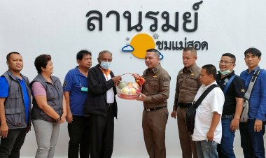 สื่อมวลชนแม่สอด  ให้กำลังใจ มอบกระเช้าให้ "ผกก.โอ๋ แม่สอด " หลังประสบอุบัติ เมื่อ ออก รพ. เริ่มทำงาน ทันที