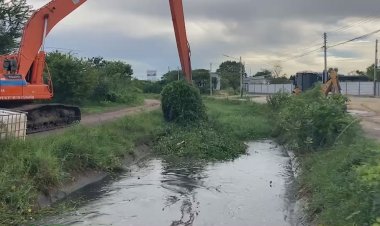 ชลประทานโคราชเร่งขุดตักวัชพืชทิ้งเพิ่มประสิทธิภาพระบายน้ำป้องกันน้ำเอ่อท่วม