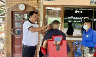 “ผู้ใหญ่หมี  แม่สอด” เปิดตัดผมฟรี ให้ชาวบ้าน ทุกวันอาทิตย์  ที่ป้อม ชรบ.หมู่บ้าน  เพื่อบริการประชาชน