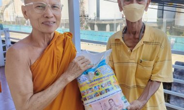 เจ้าอาวาสวัดคลองเตยนอกจัดกิจกรรม"ปันน้ำใจให้ผู้สูงอายุและผู้ป่วยติดเตียงในชุมชน เขตคลองเตย"