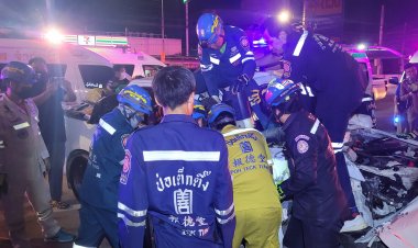 กระบะซิ่งเสียหลักเหินสะพานพุ่งชนท้ายรถบัสดับสลด 3 ศพคาซากรถ