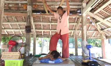 ภูมิปัญาวิถีไทย!“นวดเท้าไฟ”หนึ่งเดียวภาคใต้ ช่วยรักษาอัมพฤษ์ อัมพาต ปวดตามร่างกาย