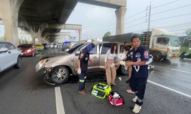 ฝนตกถนนลื่น กระบะถูกรถหรูปาดหน้า เบรกกะทันหันเสียหลักหมุนไปชนแบริเออร์ เจ็บ 3 ราย