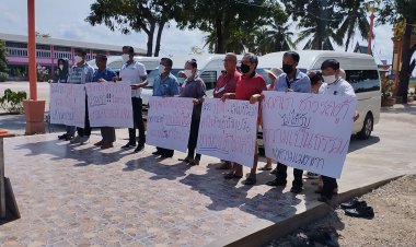 พึ่งสิ่งศักดิ์สิทธิ์!ม็อบขับรถตู้เดือดชูป้ายโวย หลังช่วงโควิดไม่ได้วิ่งรถ ถูกสั่งฟ้องนับแสน