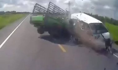 สลด!กระบะซิ่ง!แซงซ้ายไม่พ้นพุ่งชนดะ 3 คันรวด ตาย 2 บาดเจ็บ 2