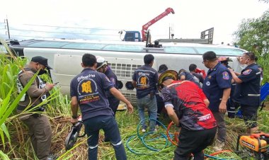 ระทึก!รถทัวร์จีนซิ่งฝ่าสายฝน ถนนลื่นพลิกคว่ำรถทับนักท่องเที่ยวเจ็บสาหัส 4 ราย