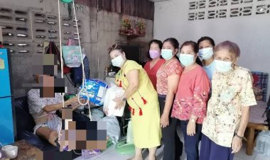 อสม.ชุมชนมณีไพรสณฑ์แม่สอด มอบผ้าแพล์มเพิร์สผู้ป่วยติดเตียง