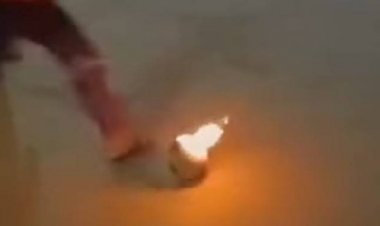 เด็กปั๊มวางจัด!ไม่มีรถมาเติมน้ำมันเตะลูกไฟเล่นในปั้มเจอชาวเน็ตด่ายับ