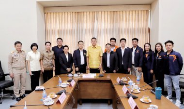 7 ส.ส.ป้ายแดง พรรคก้าวไกลฟิต ตบเท้าพบผู้ว่าฯชลบุรีหารือแก้ไขความเดือดร้อนประชาชน