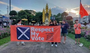 ด้อมส้มราษฎรเชียงราย รวมตัวชูป้ายจี้ ส.ว.โหวตหนุน “พิธา” ขู่สวนมติ ปชช.บ้านเมืองเสียหาย