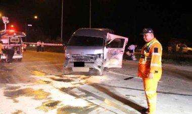 10 ชีวิตระทึก!รถตู้ยูเทิร์นกระทันหันโดนกระบะพุ่งเสยกลางลำ สาวกระเด็นออกนอกรถสาหัส