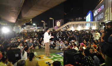 “อานนท์”ระดมด้อมส้มรวมพลหน้าสภาฯชูสามนิ้วลุ้นโหวต”พิธา”เป็นนายกฯ