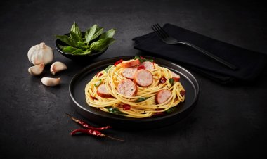 Chef Cares ชวนชิม 'สปาเกตตี้ไส้กรอกผัดกระเทียมพริกแห้ง' สไตล์ไทยฟิวชั่น รสชาติจัดจ้านที่ 7-Eleven ทั่วไทย