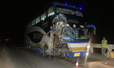 หวิดดับยกคัน!รถทัวร์โดยสารเสียหลักพุ่งชนรถปิกอัพกลางสะพานพังยับ