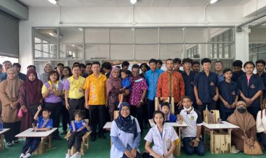 เลขาฯ ศอ.บต. มอบ "เก้าอี้สุขใจ" ให้กับเด็กพิการในพื้นที่ จชต. สนองแนวพระราชดำริฯกรมสมเด็จพระเทพฯ