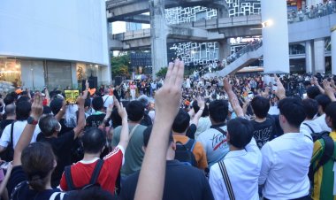 ม็อบด้อมส้มหนุนก้าวไกล เรียกร้องยกเลิก ส.ว. ทวงคืนอำนาจประชาชน ลั่นไม่เลือกก็ออกไป