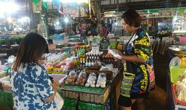 แม่ค้าอุทัยธานีโอดไข่ไก่แพงหูฉี่จำใจแยกขาย 1 ถุง10 ฟอง หรือ ครึ่งแผง หวั่นลูกค้าหดหาย