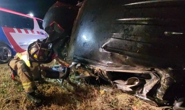 ระทึก!สาวเชียงใหม่ขับกระบะเสียหลักชนเสาไฟพลิกลงร่องกลางถูกรถทับร่างเจ็บสาหัส