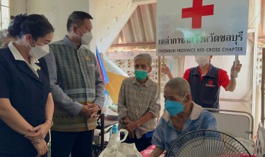 ผวจ.ชลบุรี-นายกเหล่ากาชาด มอบถุงยังชีพแก่ผู้ด้อยโอกาส ผู้ยากไร้ ผู้สูงอายุและผู้พิการ อำเภอสัตหีบ