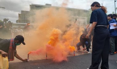 ด้อมส้มหน้าสภาเดือด!จุดพลุควัน-โปรยใบปลิว ประท้วงหลังศาลรธน.สั่ง"พิธา"หยุดทำหน้าที่ส.ส.