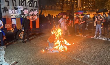 ด้อมส้มเชียงใหม่เดือดคู่ขนานกทม.!ฌาปนกิจศาล รธน. จำลอง-เผาดอกไม้จันท์สาปส่งส.ว.ระบายความแค้น