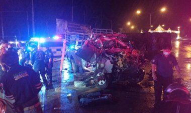 กระบะขนแรงงานต่างด้าวซิ่งพุ่งประสานงารถบรรทุก ตาย 5 บาดเจ็บระนาว 12 ราย