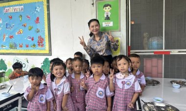 "ธิวัลรัตน์ อังกินันทน์" ส.ส.เพชรบุรี "รทสช."เลี้ยงอาหารกลางวันเด็กนักเรียนเพื่อบรรเทาความเดือดร้อนของผู้ปกครอง