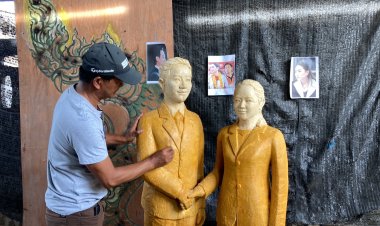 ฮือฮา!ช่างโคราชแกะเทียนล้อการเมือง"พิธา-อุ๊งอิ๊งค์"จับมือสานฝันตั้งรัฐบาลด้วยกัน