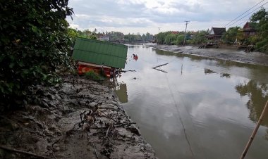 สมุทรสงครามอ่วม!ฝนถล่มลมแรงซัดเสาไฟ โค่น 3 ต้น ศาลาพัง 2 หลัง ไถลลงน้ำในคลองแควอ้อม