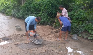 ชาวบ้านแม่สอด เดินหน้าซ่อมแซมถถนนพังชำรุด ทำเอง ทำต่อ ไม่รอ งบหลวงแล้ว