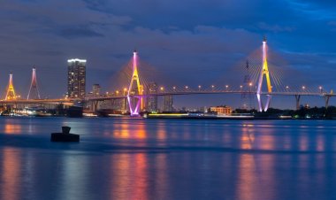 อลังการตระการตา!เปิดไฟประดับสะพานข้ามเจ้าพระยาเฉลิมพระเกียรติในหลวง